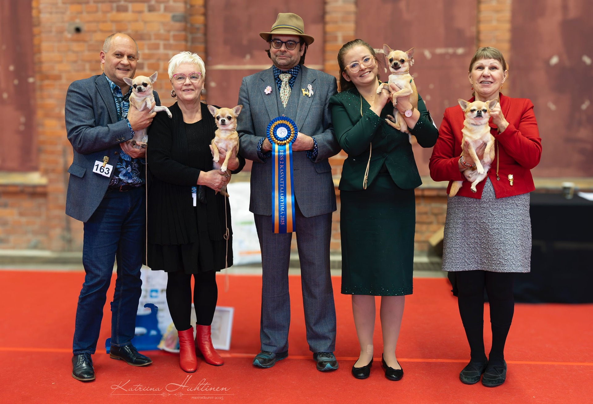 TE-BIIT'S BOB-BREEDER! Sokerina pohjalla jokaisen kasvattajan unelma ROP-kasvattajaryhmä ja erikoisnäyttelyn BIS 2- ryhmä!  To top it all off, every breeder’s dream — Best of Breed Breeder’s Group and Best in Show 2 group at the specialty show!